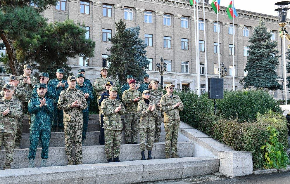 İlham Əliyev və birinci xanım Xankəndidə hərbi paradda iştirak ediblər - YENİLƏNİB/FOTO  - foto 17