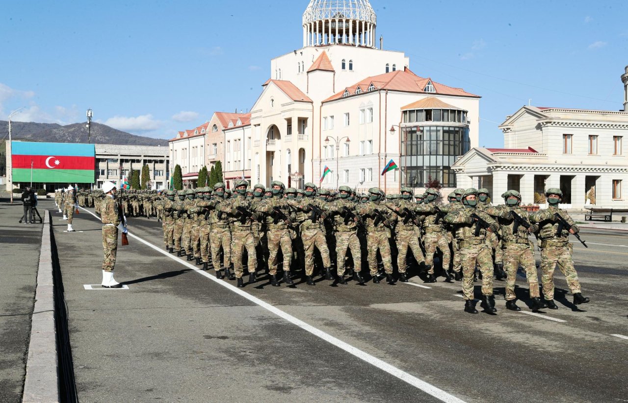 İlham Əliyev və birinci xanım Xankəndidə hərbi paradda iştirak ediblər - YENİLƏNİB/FOTO  - foto 19