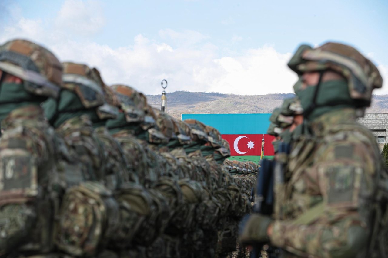 İlham Əliyev: "Ermənistanla sərhəddə ən əlverişli mövqelərə malikik” - FOTO - foto 2