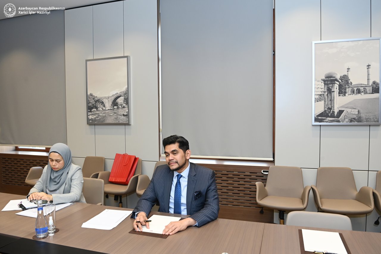 Malayziyanın yeni səfiri etimadnaməsinin surətini XİN başçısına təqdim edib - FOTO  - foto 2