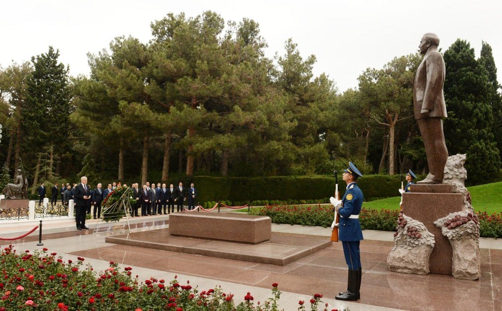 İraq Prezidenti Heydər Əliyevin məzarını və Şəhidlər xiyabanını ziyarət edib - FOTO - foto 1