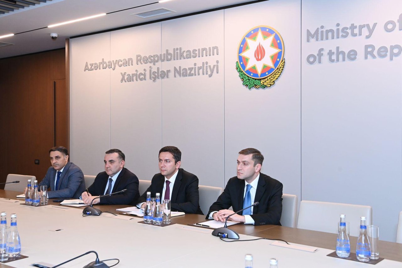 Xarici işlər nazirinin müavini iraqlı həmkarı ilə regionlararası əməkdaşlığı MÜZAKİRƏ EDİB - FOTO  - foto 2