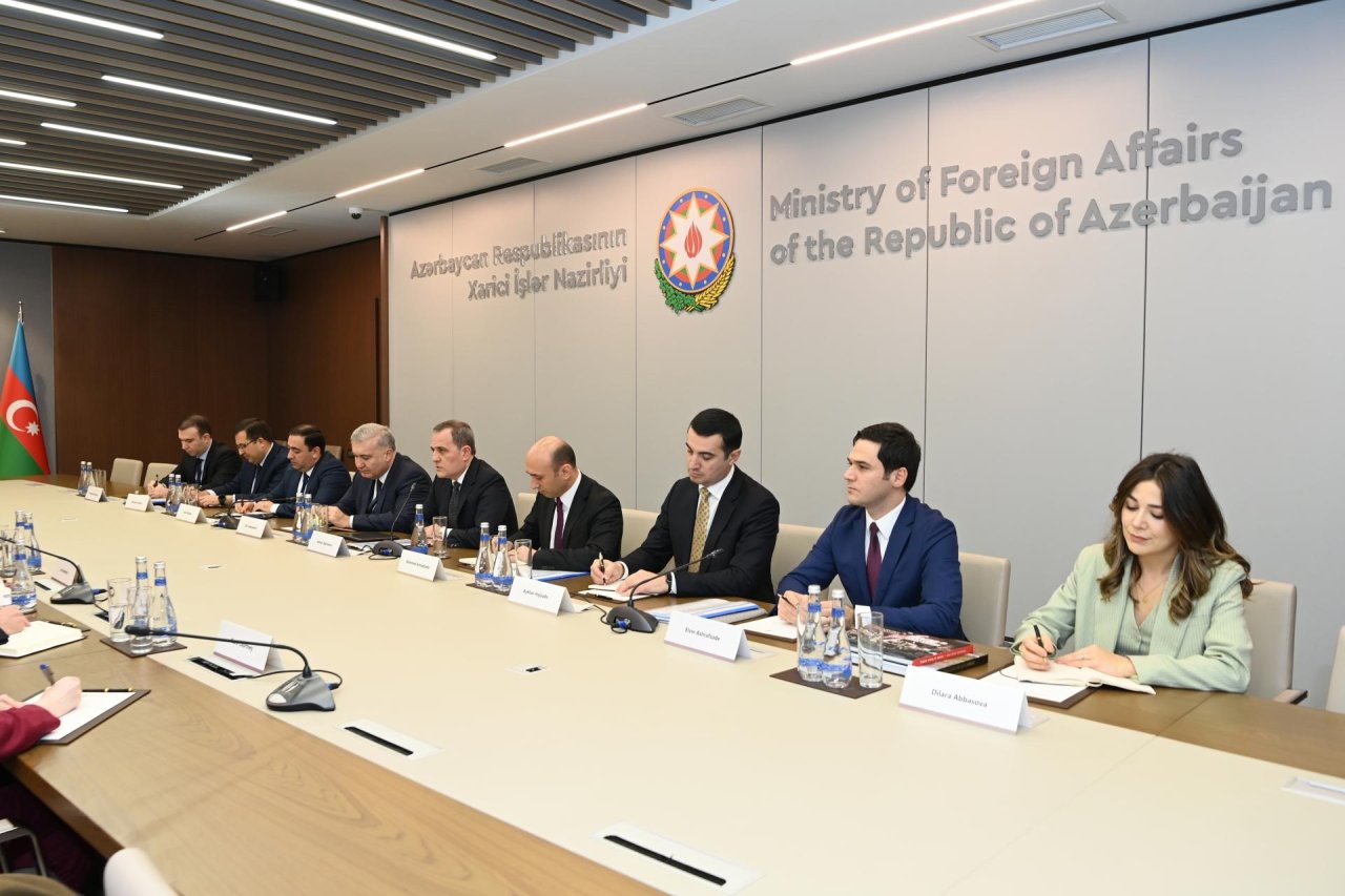 Ceyhun Bayramov britaniyalı naziri Ermənistanla normallaşma ilə bağlı məlumatlandırdı – FOTO - foto 1