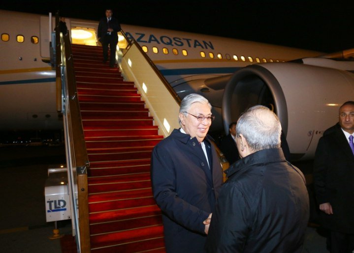 Qazaxıstan Prezidentinin ölkəmizə işgüzar səfəri başlayıb - FOTO - foto 1