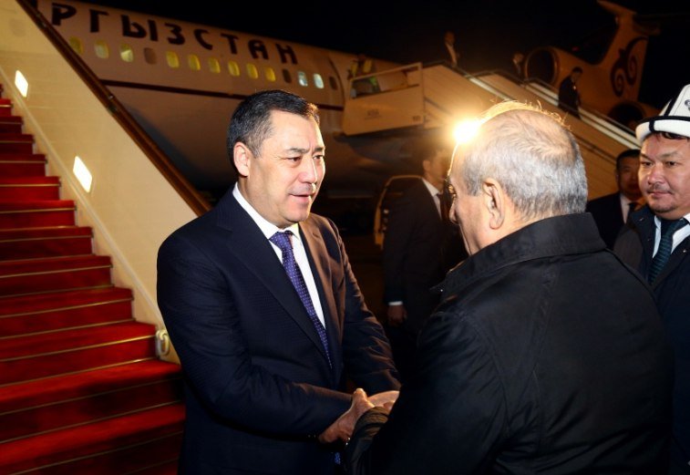 Qırğızıstan Prezidenti Azərbaycana işgüzar səfərə gəlib - FOTO - foto 1