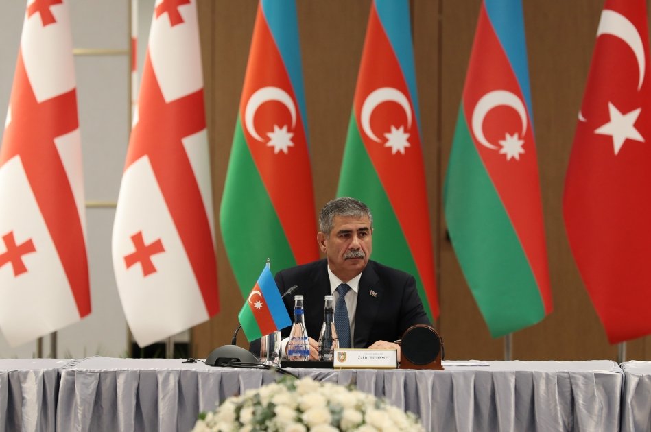 Müdafiə nazirlərinin üçtərəfli görüşünün yekununa dair Protokol imzalanıb - FOTO - foto 2