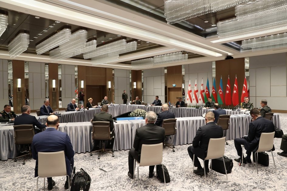 Müdafiə nazirlərinin üçtərəfli görüşünün yekununa dair Protokol imzalanıb - FOTO - foto 1