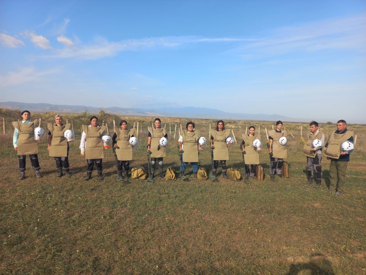 Hikmət Hacıyevdən azərbaycanlı minaaxtaran qadınlarla bağlı PAYLAŞIM – FOTO   - foto 2