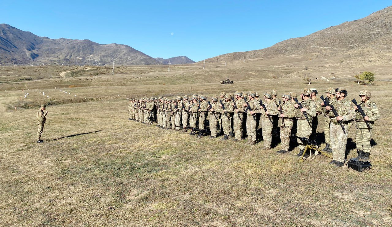 Azərbaycanlı generalın Ermənistanla sərhəddə olması İrəvanda isterika yaratdı - FOTO - foto 1