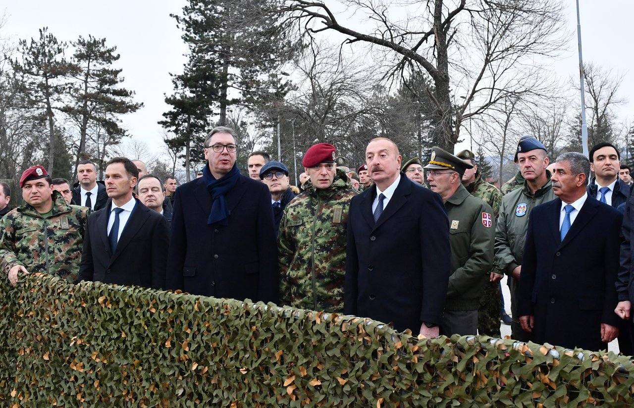 İlham Əliyev və Aleksandar Vuçiç hərbi texnika və avadanlıqlara baxıblar - FOTO - foto 4