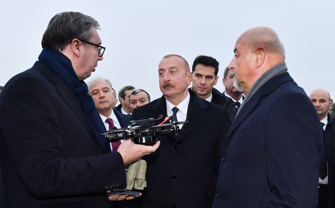 İlham Əliyev və Aleksandar Vuçiç hərbi texnika və avadanlıqlara baxıblar - FOTO - foto 5