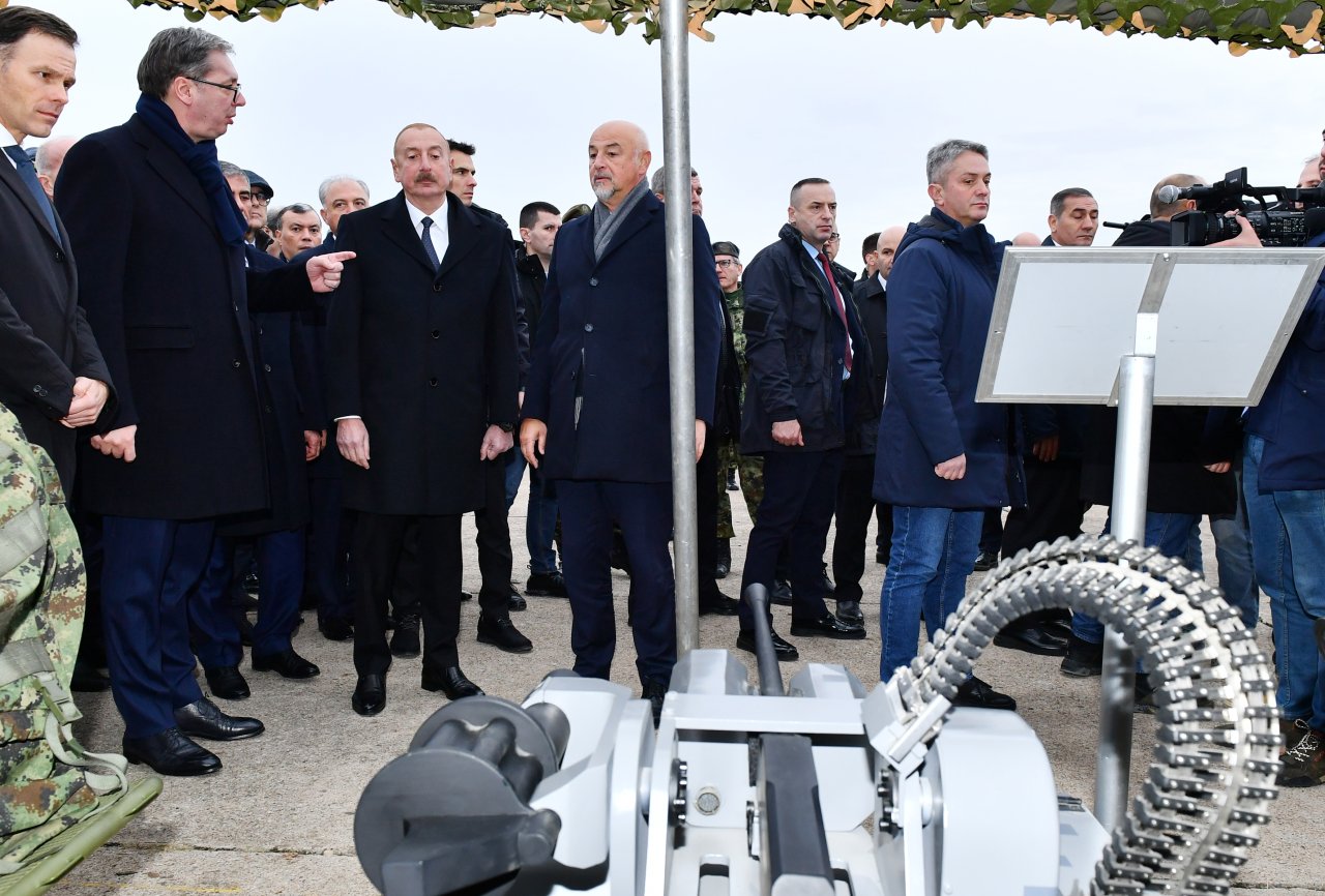 İlham Əliyev və Aleksandar Vuçiç hərbi texnika və avadanlıqlara baxıblar - FOTO - foto 6