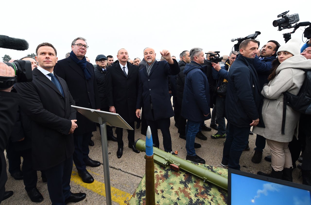 İlham Əliyev və Aleksandar Vuçiç hərbi texnika və avadanlıqlara baxıblar - FOTO - foto 12