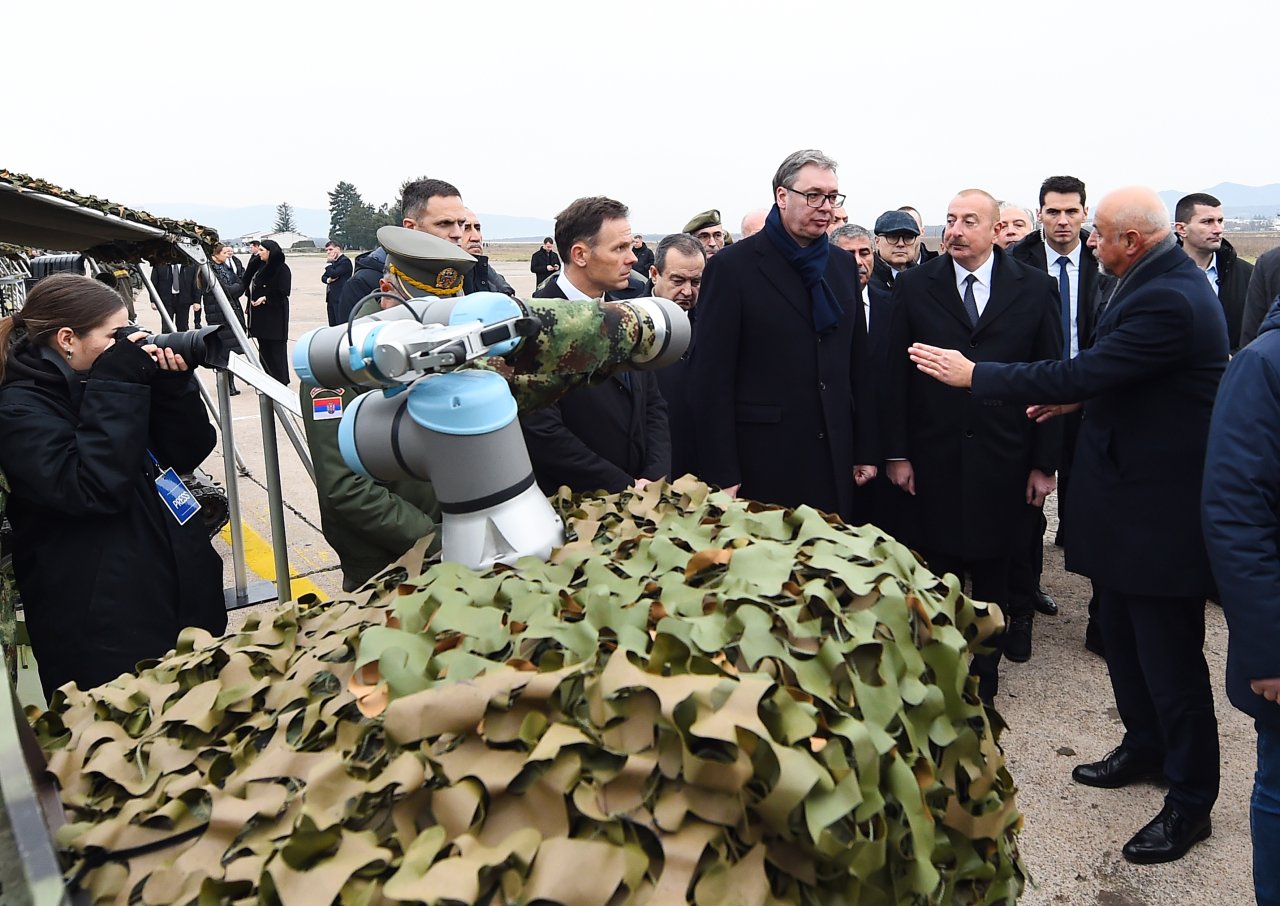 İlham Əliyev və Aleksandar Vuçiç hərbi texnika və avadanlıqlara baxıblar - FOTO - foto 8