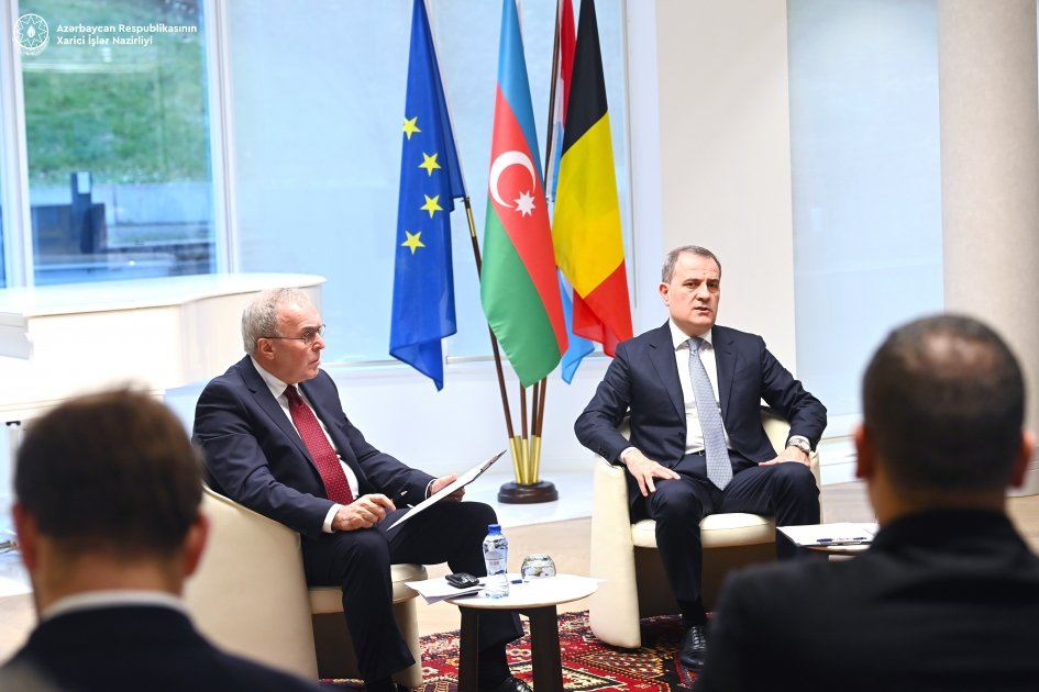 Ceyhun Bayramov media və aparıcı beyin mərkəzlərinin nümayəndələri ilə görüşüb - FOTO - foto 2