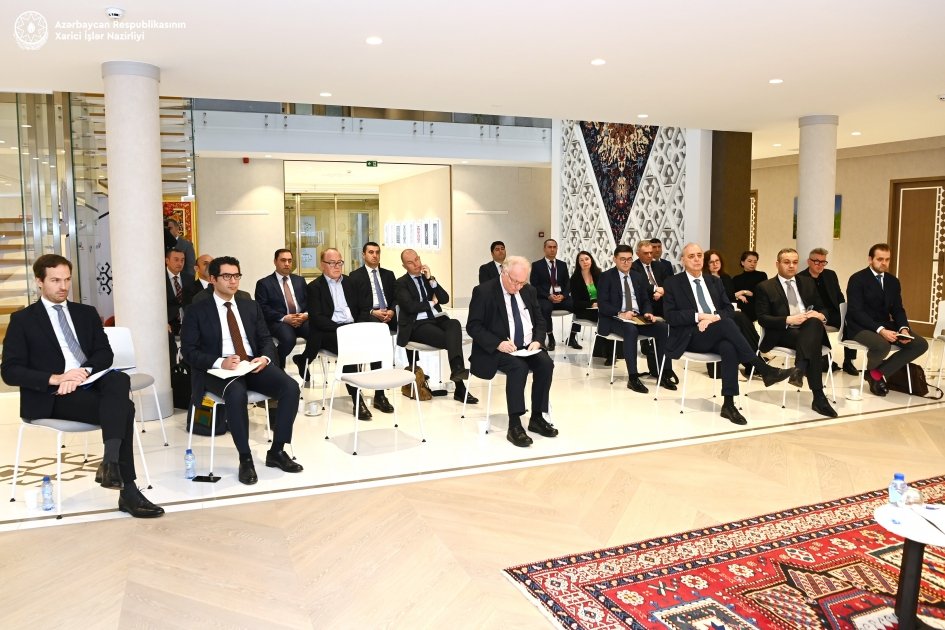Ceyhun Bayramov media və aparıcı beyin mərkəzlərinin nümayəndələri ilə görüşüb - FOTO - foto 1