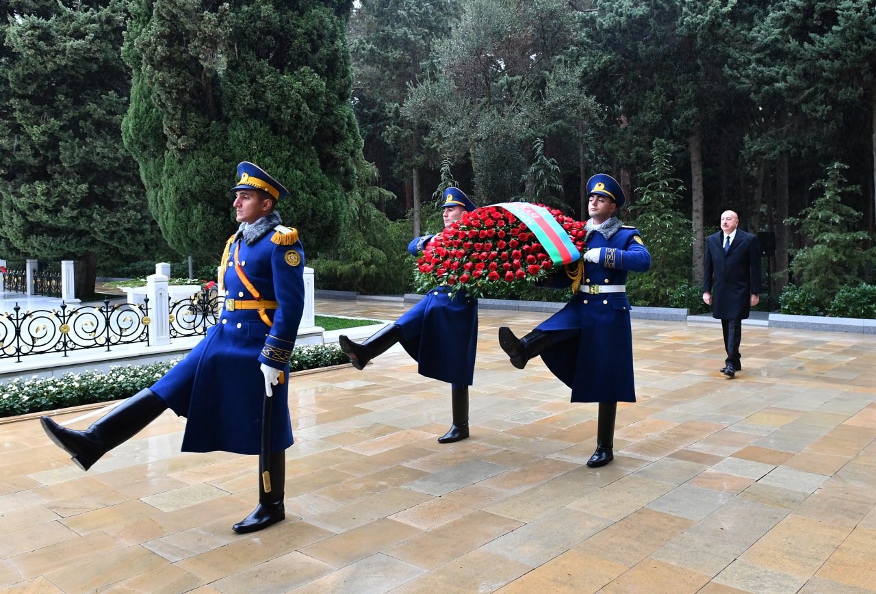 İlham Əliyev Heydər Əliyevin məzarını ziyarət edib - FOTO/VİDEO - foto 2