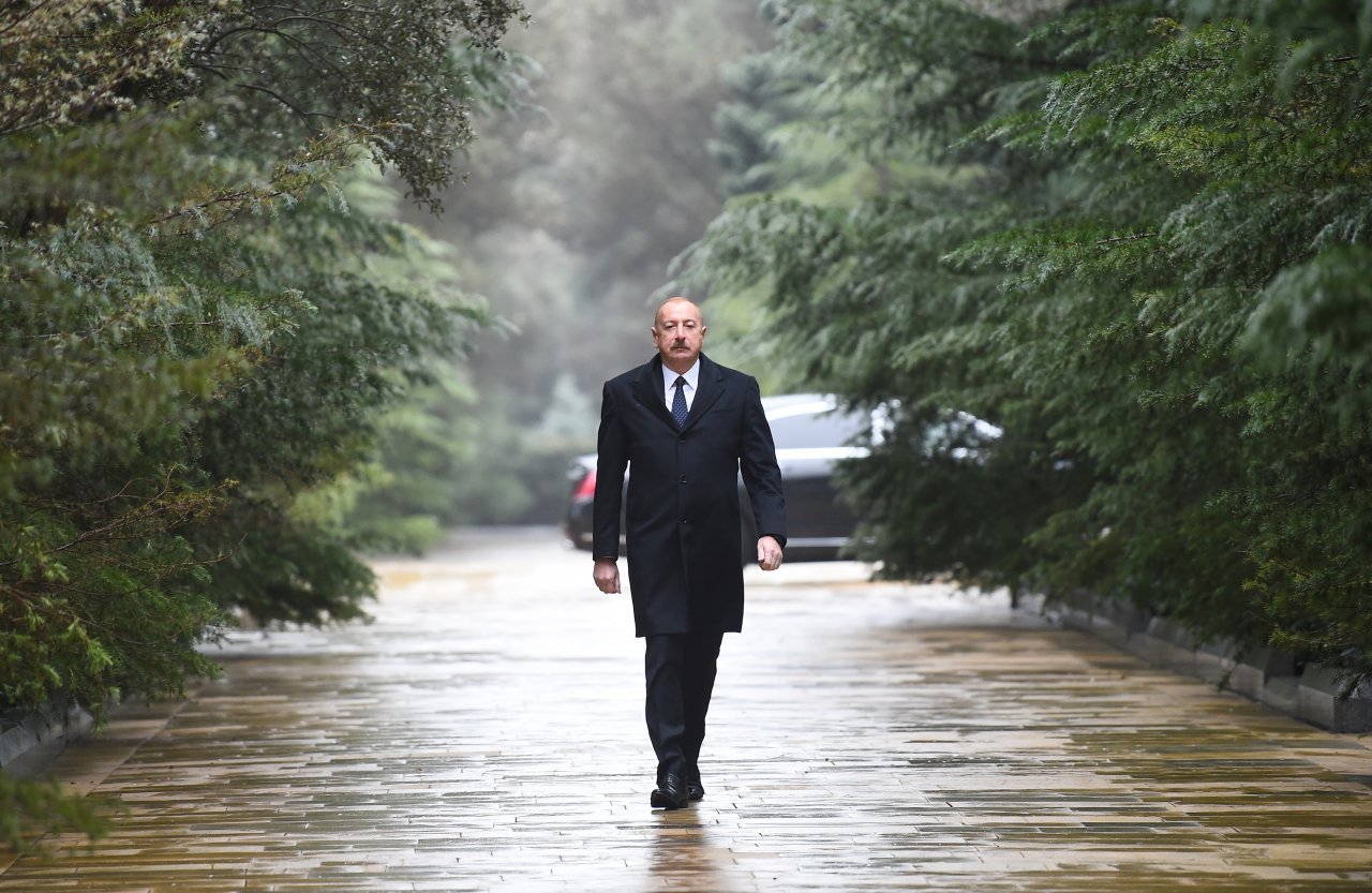 İlham Əliyev Heydər Əliyevin məzarını ziyarət edib - FOTO/VİDEO - foto 1