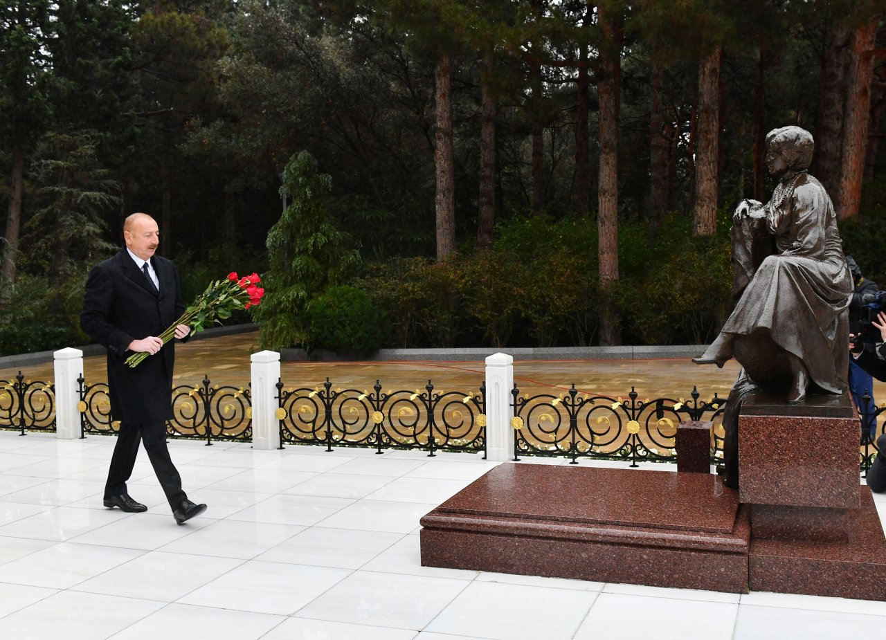 İlham Əliyev Heydər Əliyevin məzarını ziyarət edib - FOTO/VİDEO - foto 11