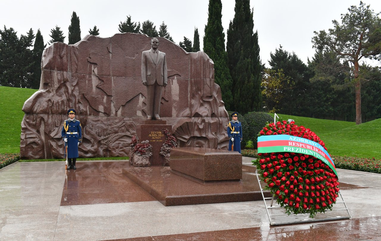 İlham Əliyev Heydər Əliyevin məzarını ziyarət edib - FOTO/VİDEO - foto 8
