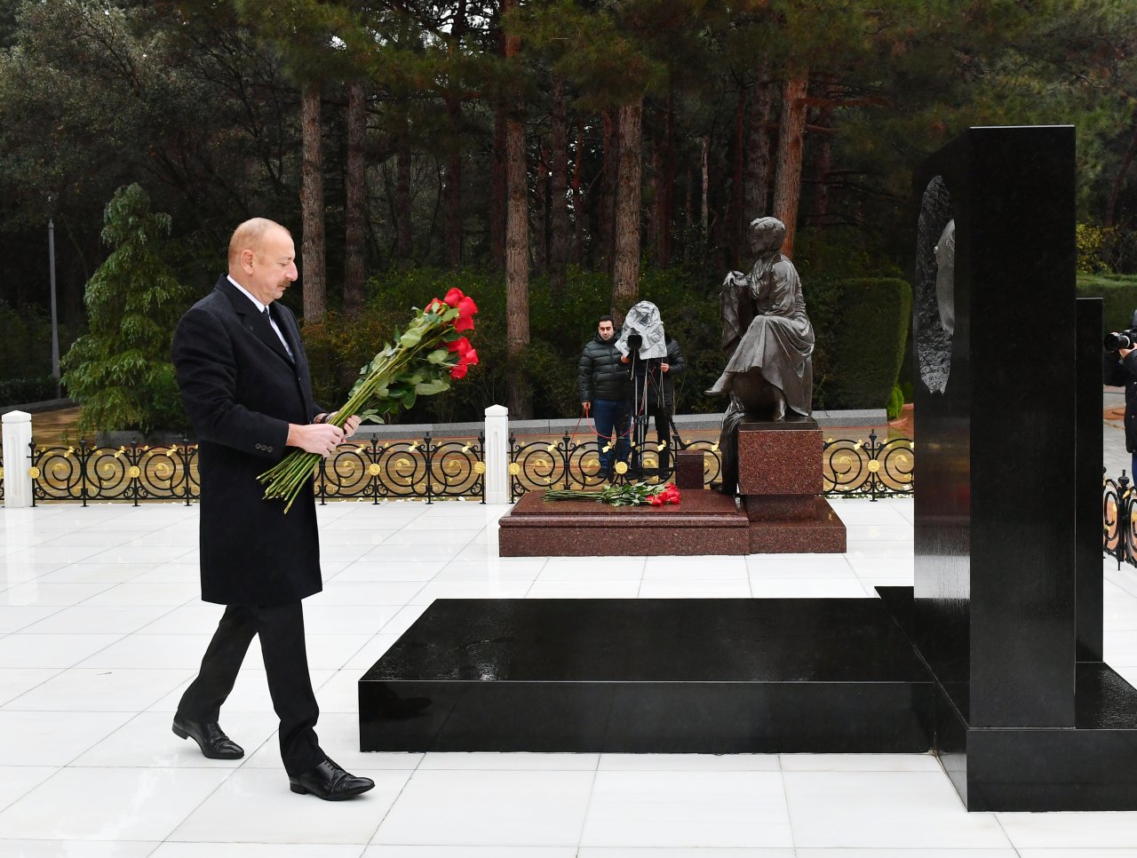 İlham Əliyev Heydər Əliyevin məzarını ziyarət edib - FOTO/VİDEO - foto 14