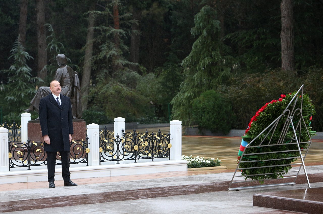 İlham Əliyev Heydər Əliyevin məzarını ziyarət edib - FOTO/VİDEO - foto 7