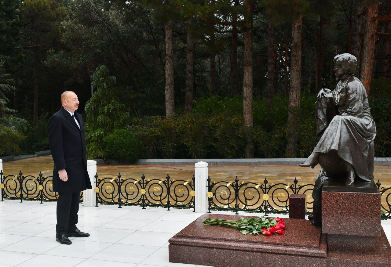 İlham Əliyev Heydər Əliyevin məzarını ziyarət edib - FOTO/VİDEO - foto 13