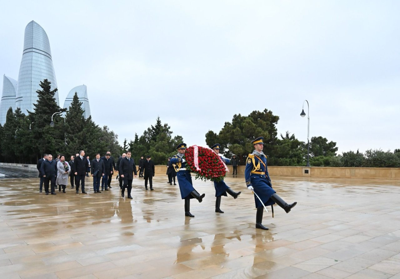 Gürcüstan Parlamentinin sədri Ulu Öndərin məzarını ziyarət edib – FOTO   - foto 3