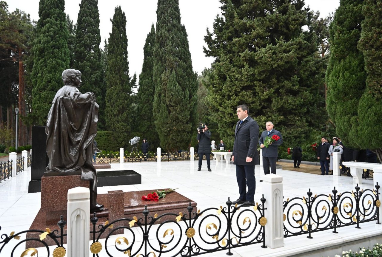 Gürcüstan Parlamentinin sədri Ulu Öndərin məzarını ziyarət edib – FOTO   - foto 2