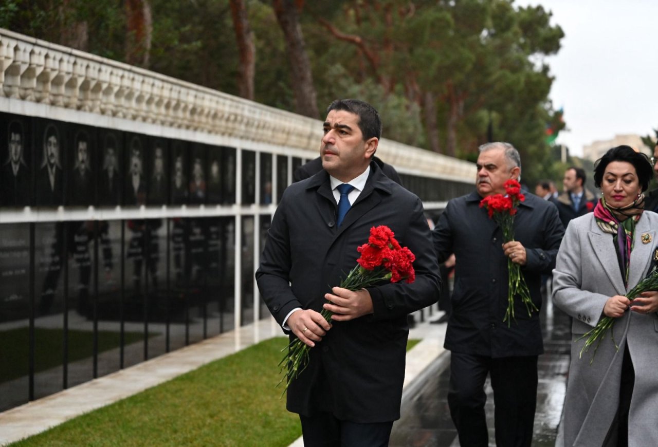 Gürcüstan Parlamentinin sədri Ulu Öndərin məzarını ziyarət edib – FOTO   - foto 4