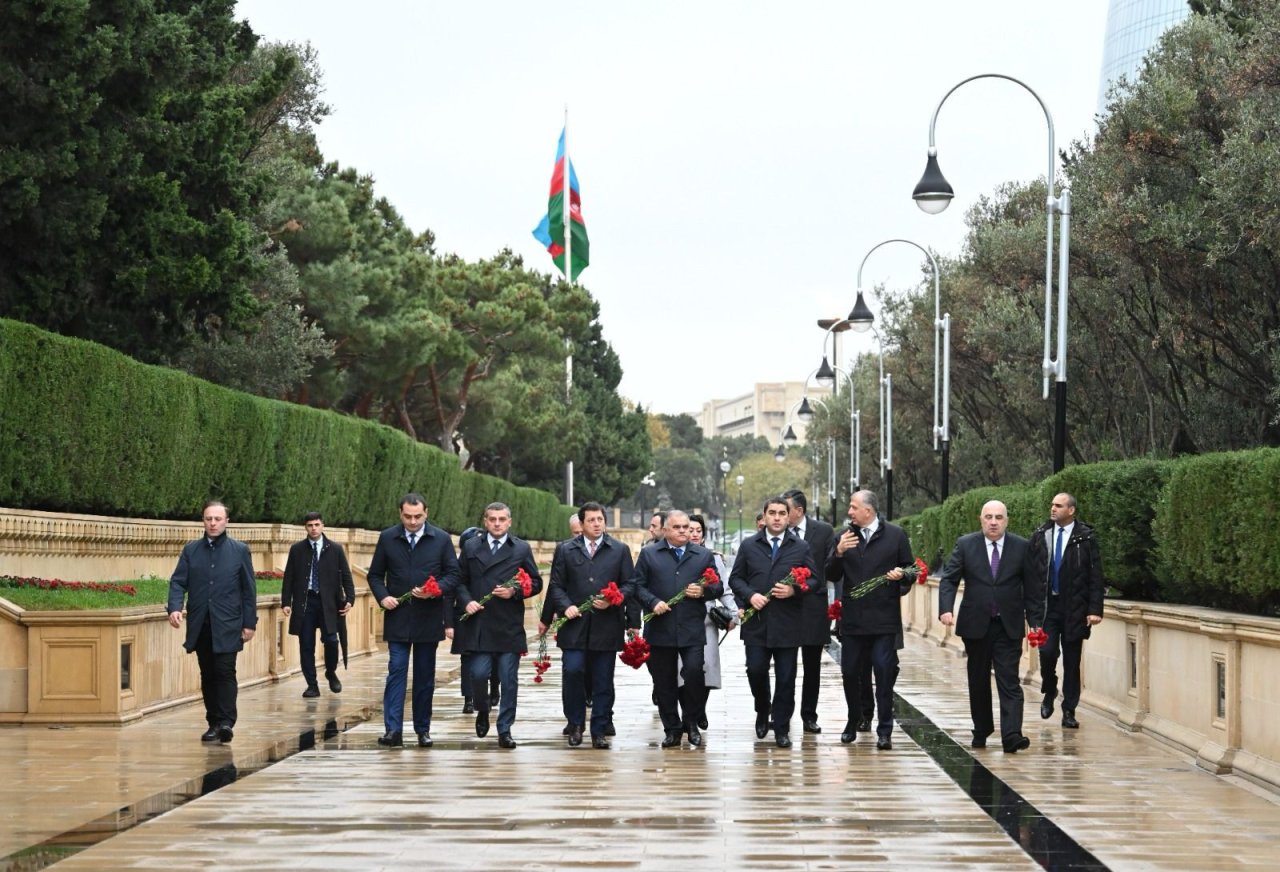 Gürcüstan Parlamentinin sədri Ulu Öndərin məzarını ziyarət edib – FOTO   - foto 1