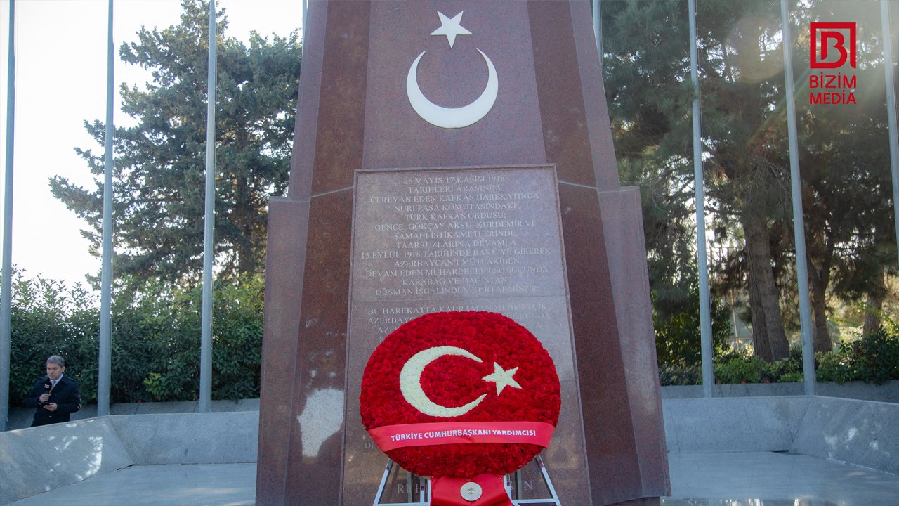 Türkiyənin vitse-prezidenti Fəxri xiyabanı və Şəhidlər xiyabanını ziyarət etdi – FOTO   - foto 13