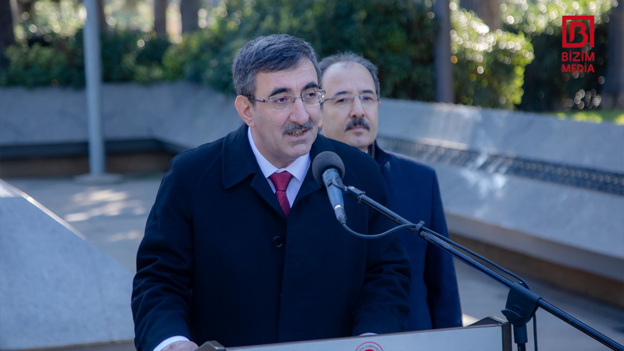 Türkiyənin vitse-prezidenti Fəxri xiyabanı və Şəhidlər xiyabanını ziyarət etdi – FOTO   - foto 3
