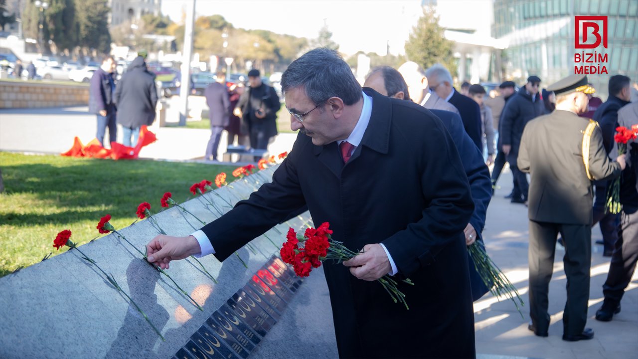 Türkiyənin vitse-prezidenti Fəxri xiyabanı və Şəhidlər xiyabanını ziyarət etdi – FOTO   - foto 2