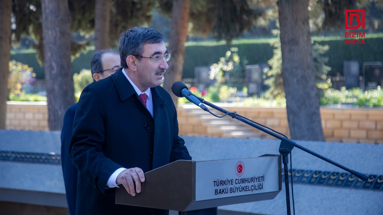 Türkiyənin vitse-prezidenti Fəxri xiyabanı və Şəhidlər xiyabanını ziyarət etdi – FOTO   - foto 5