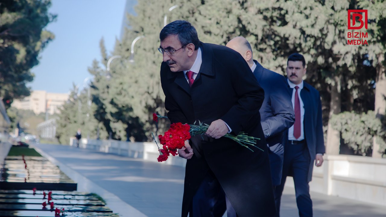 Türkiyənin vitse-prezidenti Fəxri xiyabanı və Şəhidlər xiyabanını ziyarət etdi – FOTO   - foto 9
