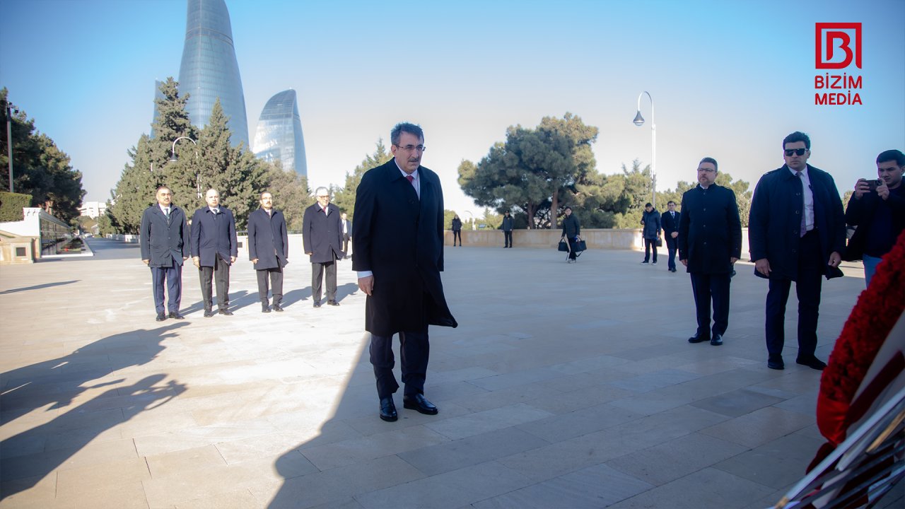 Türkiyənin vitse-prezidenti Fəxri xiyabanı və Şəhidlər xiyabanını ziyarət etdi – FOTO   - foto 6