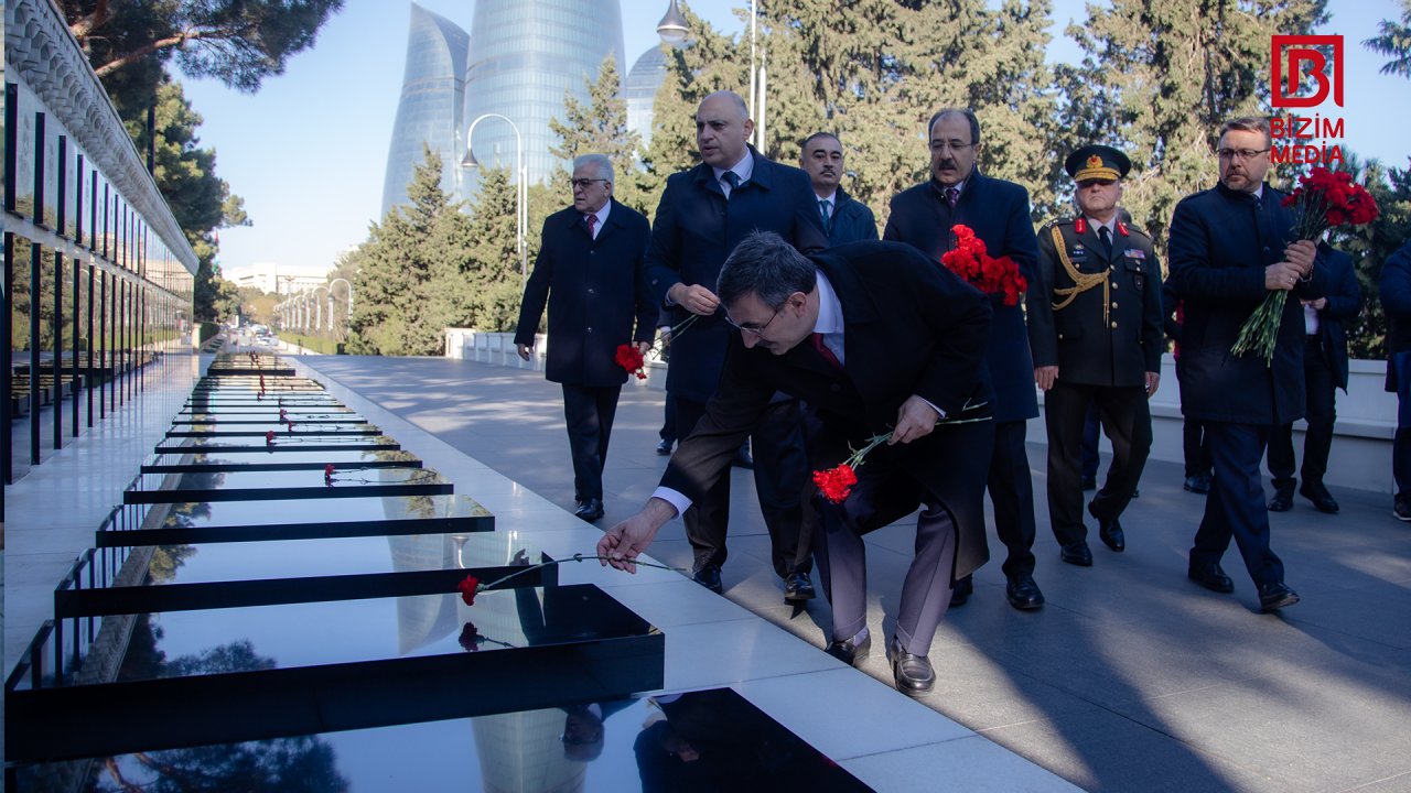 Türkiyənin vitse-prezidenti Fəxri xiyabanı və Şəhidlər xiyabanını ziyarət etdi – FOTO   - foto 10