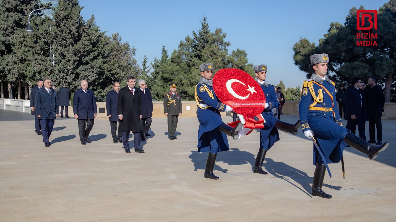 Türkiyənin vitse-prezidenti Fəxri xiyabanı və Şəhidlər xiyabanını ziyarət etdi – FOTO   - foto 7