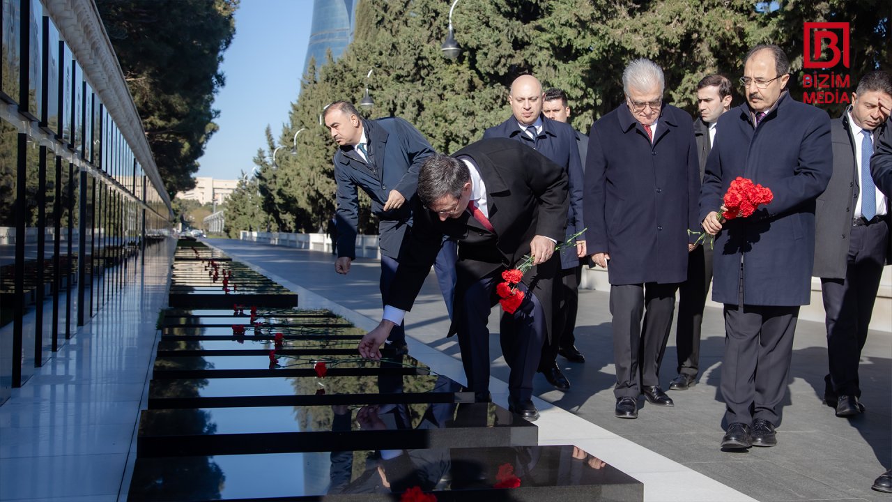 Türkiyənin vitse-prezidenti Fəxri xiyabanı və Şəhidlər xiyabanını ziyarət etdi – FOTO   - foto 8