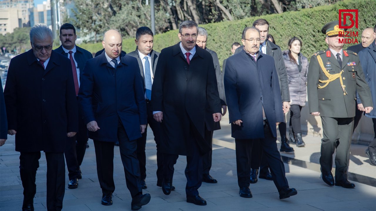 Türkiyənin vitse-prezidenti Fəxri xiyabanı və Şəhidlər xiyabanını ziyarət etdi – FOTO   - foto 12