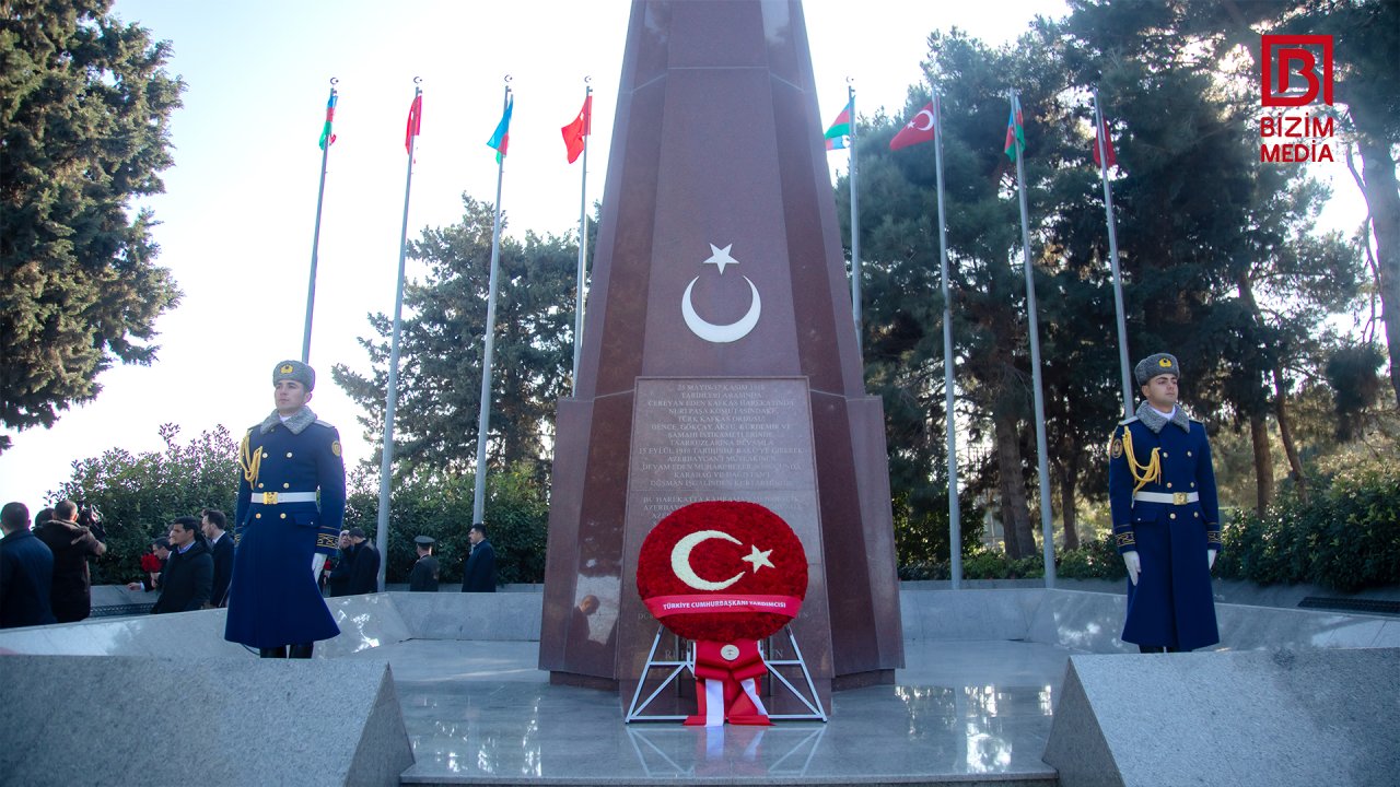Türkiyənin vitse-prezidenti Fəxri xiyabanı və Şəhidlər xiyabanını ziyarət etdi – FOTO   - foto 1