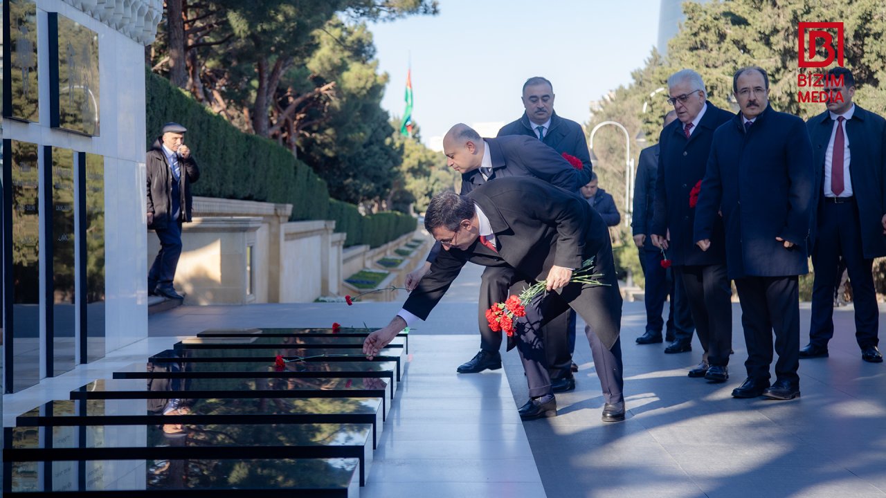 Türkiyənin vitse-prezidenti Fəxri xiyabanı və Şəhidlər xiyabanını ziyarət etdi – FOTO   - foto 11