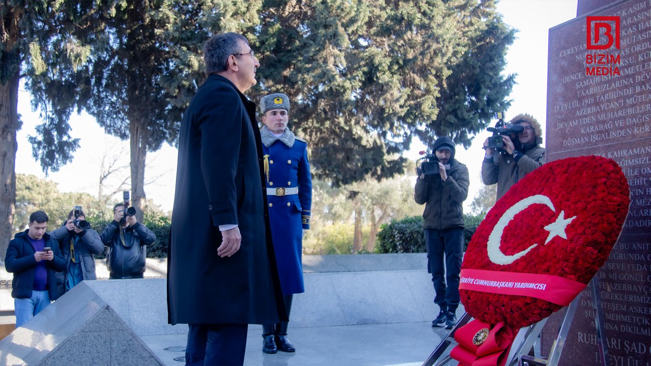 Türkiyənin vitse-prezidenti Fəxri xiyabanı və Şəhidlər xiyabanını ziyarət etdi – FOTO   - foto 4