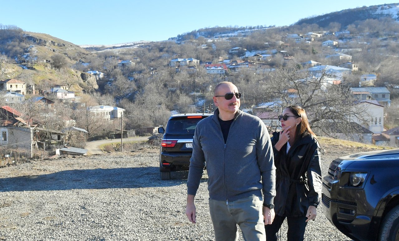 Prezident və birinci xanım Xocalı rayonunun Şuşakənd kəndinin ərazisinə baxış keçiriblər - FOTO/VİDEO - foto 1