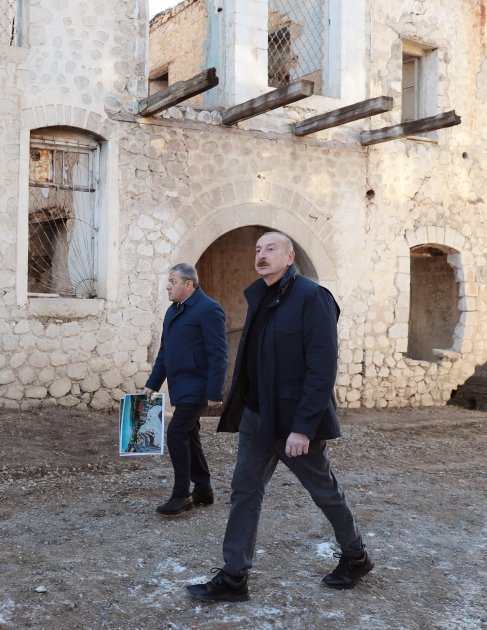 Prezident Şuşa şəhərinin Qarabağ küçəsində tikinti işləri ilə tanış olub – FOTO   - foto 8