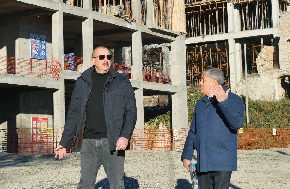 Prezident Şuşa şəhərinin Qarabağ küçəsində tikinti işləri ilə tanış olub – FOTO   - foto 6