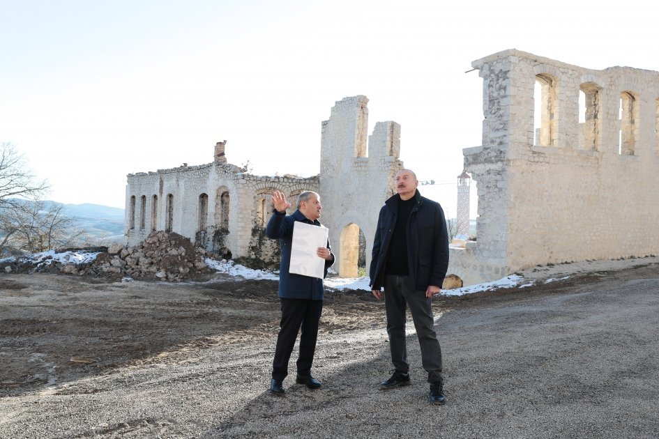 Prezident Şuşa şəhərinin Qarabağ küçəsində tikinti işləri ilə tanış olub – FOTO   - foto 2