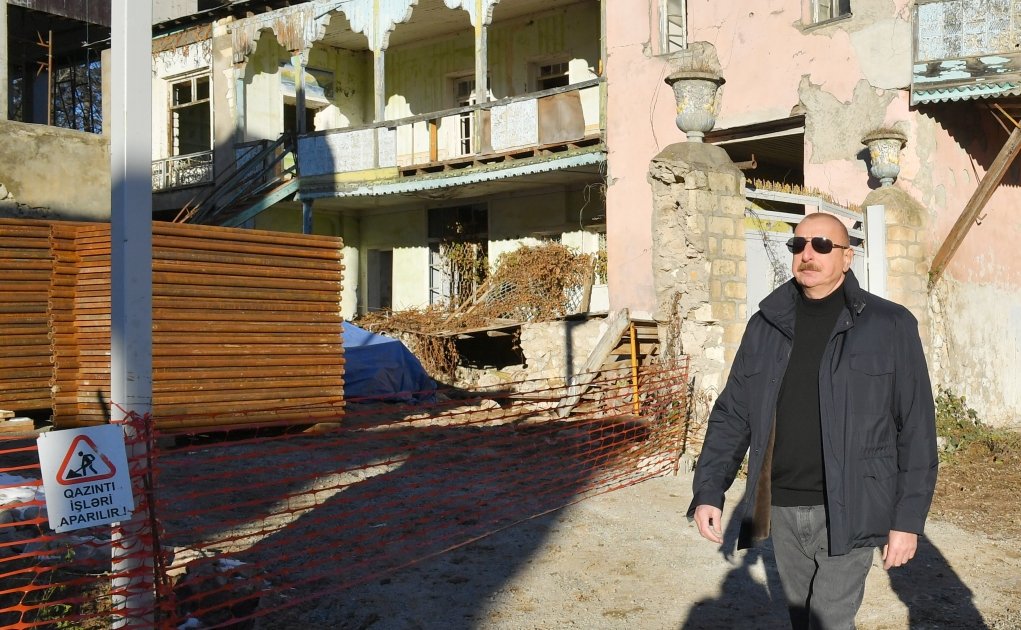 Prezident Şuşa şəhərinin Qarabağ küçəsində tikinti işləri ilə tanış olub – FOTO   - foto 3
