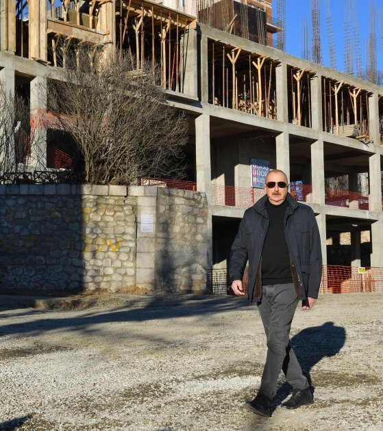 Prezident Şuşa şəhərinin Qarabağ küçəsində tikinti işləri ilə tanış olub – FOTO   - foto 7